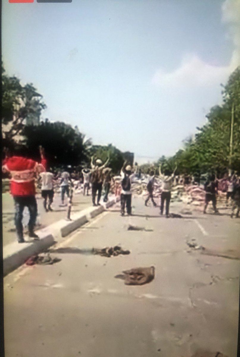hninyadanazaw's tweet photo. North Okkalapa: protestors are now marching towards the security forces putting both hands in the air, showing there’s no weapon, and requesting security forces to let the detained students go. Security forces using stun grenades. 
#WhatsHappeningInMyanmar 
From Salazar live https://t.co/pOAzR0ZNvF