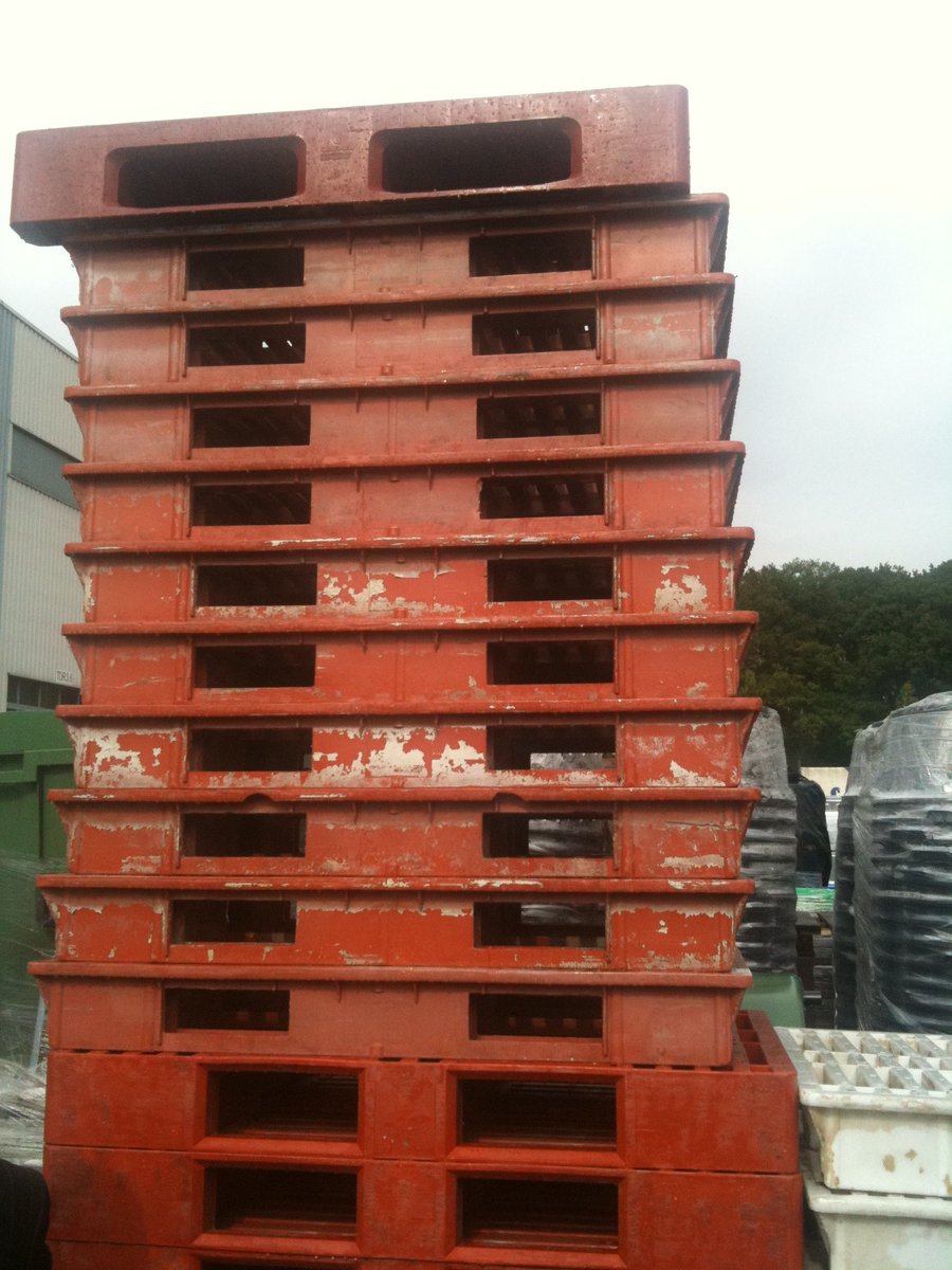 KorellAlexander's tweet photo. That is quality!

I recently found some interesting plastic pallets in our company's yard.

As it turned out, it was Craemer A-pallets from 1971 that a customer returned to us for recycling.

That means that these pallets have served the customer for 50 years - unbelievable. https://t.co/F5B7a3iV20