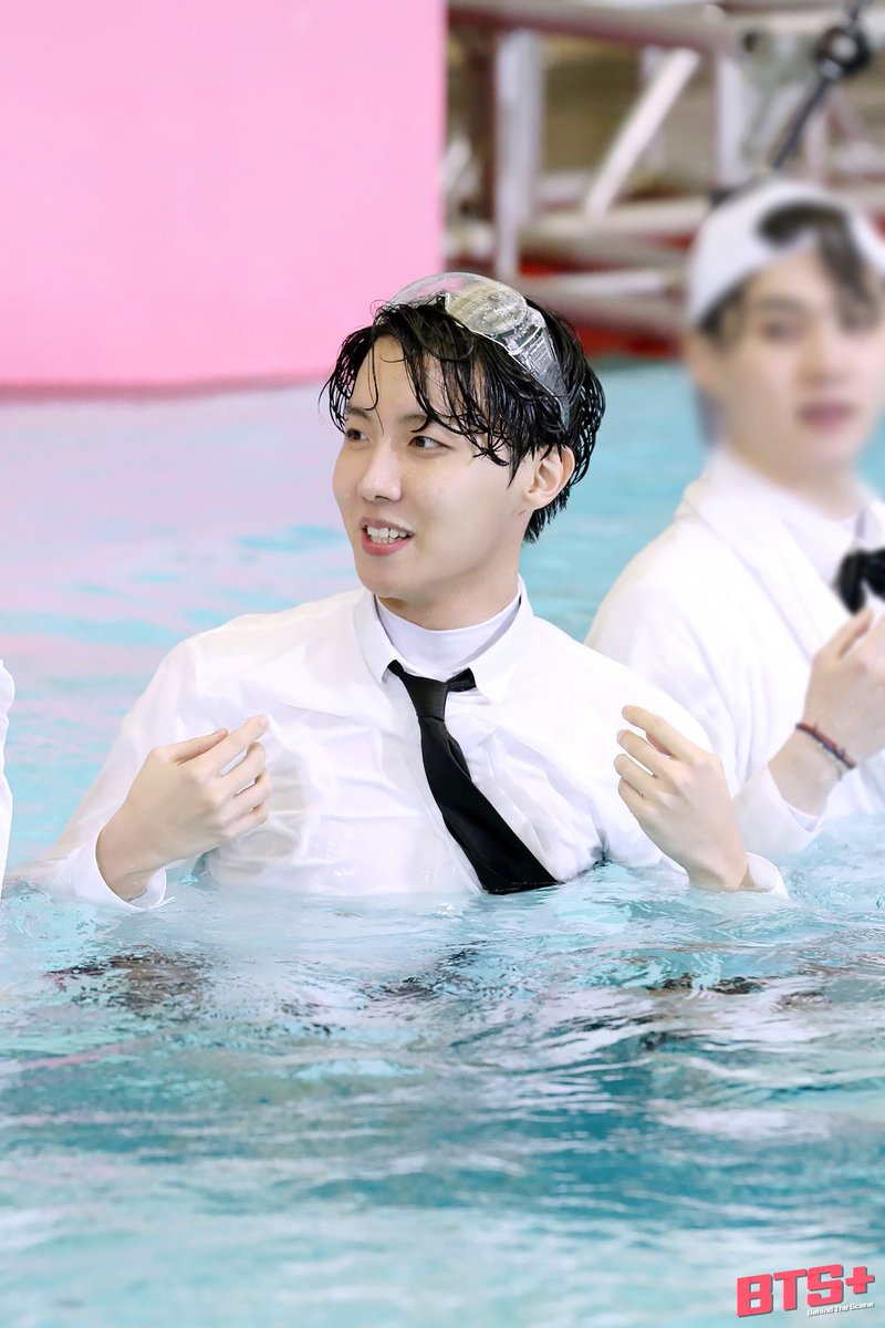 JHopeColombia's tweet photo. RUN 🏃🏾‍♀️ BTS (Ep. 132) - Detrás de cámara 
J-HOPE version 💚💜

@BTS_twt
#JHOPE 💚
#ARMYColombia https://t.co/XYKUeXENB8