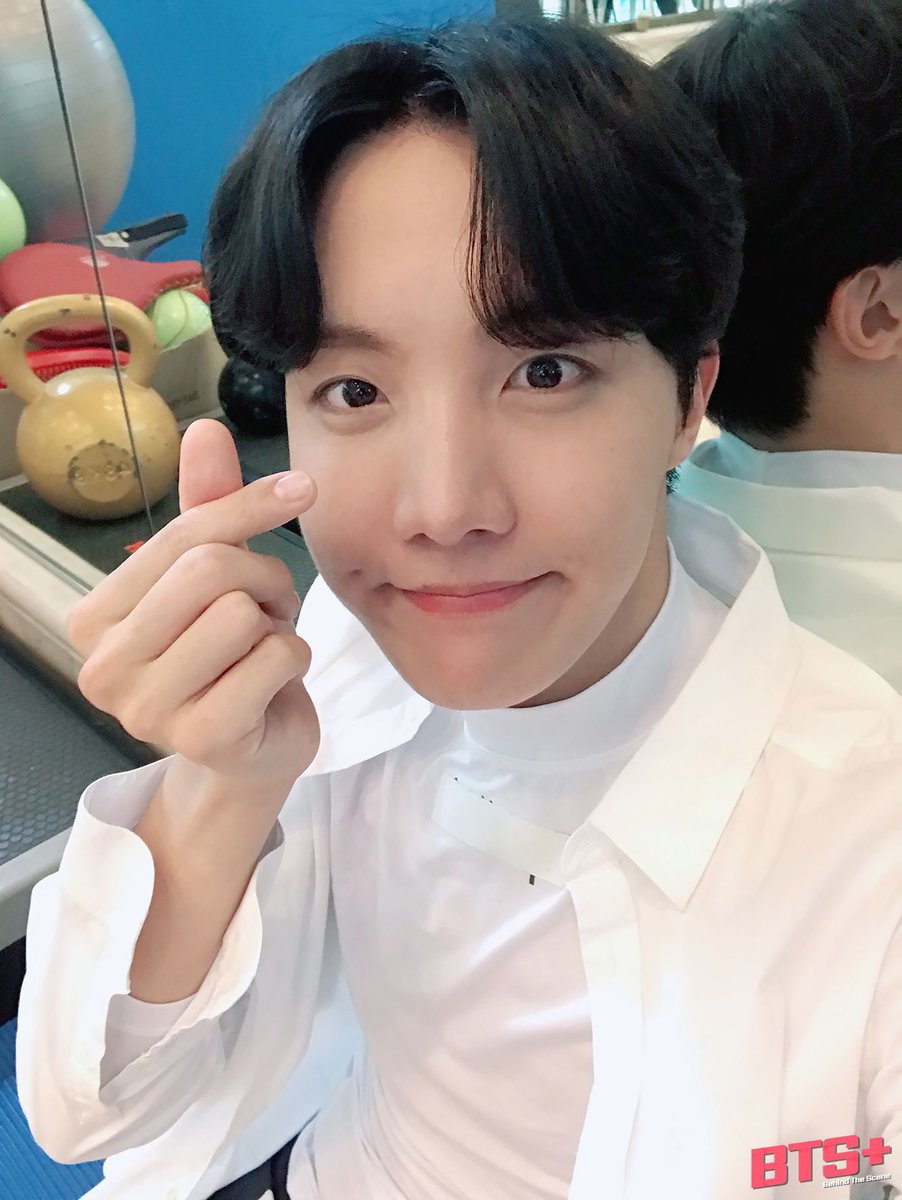 JHopeColombia's tweet photo. RUN 🏃🏾‍♀️ BTS (Ep. 132) - Detrás de cámara 
J-HOPE version 💚💜

@BTS_twt
#JHOPE 💚
#ARMYColombia https://t.co/XYKUeXENB8