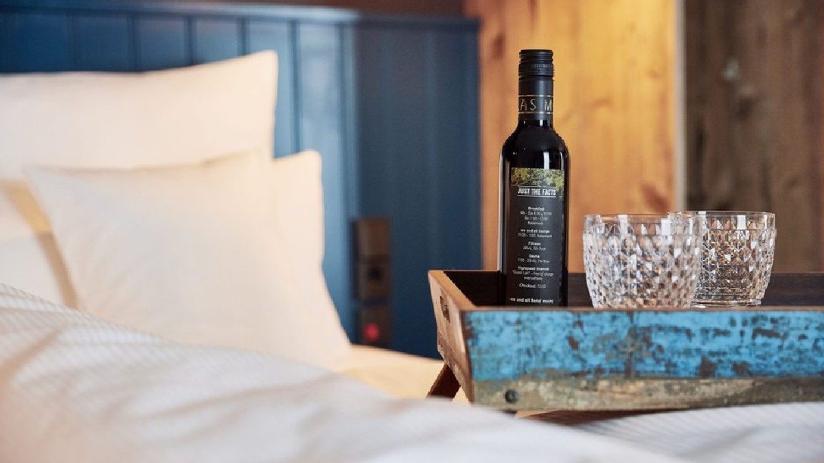 me and all mainz gewinnt Best of Wine Tourism Award 2021. Denn Wein zieht sich als Thema durch das gesamte Hotel - Weinreben als Zimmernummer, Guest Directory auf dem Label einer Weinflasche, Marktfrühstück mit lokalen Weinproduzenten uvm.
Mehr dazu: fal.cn/3dU8g