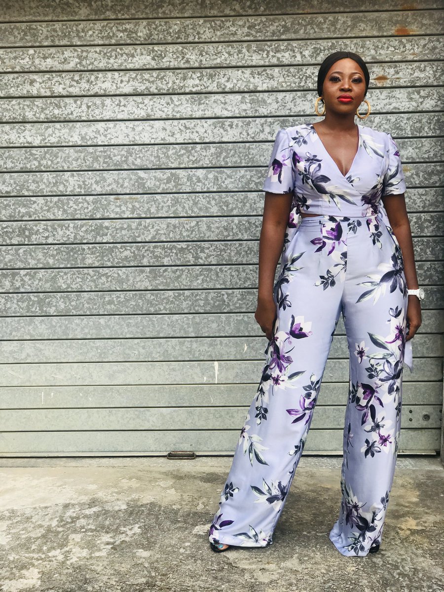 EboniiEdewor's tweet photo. I can't help but set fire to your timeline
Burn with me
Or help fan the flames.

The TOBORE SET is an overlapping v-neck crop top with tie detail and a high-waisted wide-leg pants.

Price N14000

Available to order via DM or WhatsApp +2348052051668

Worldwide shipping available https://t.co/jwG5S70daL
