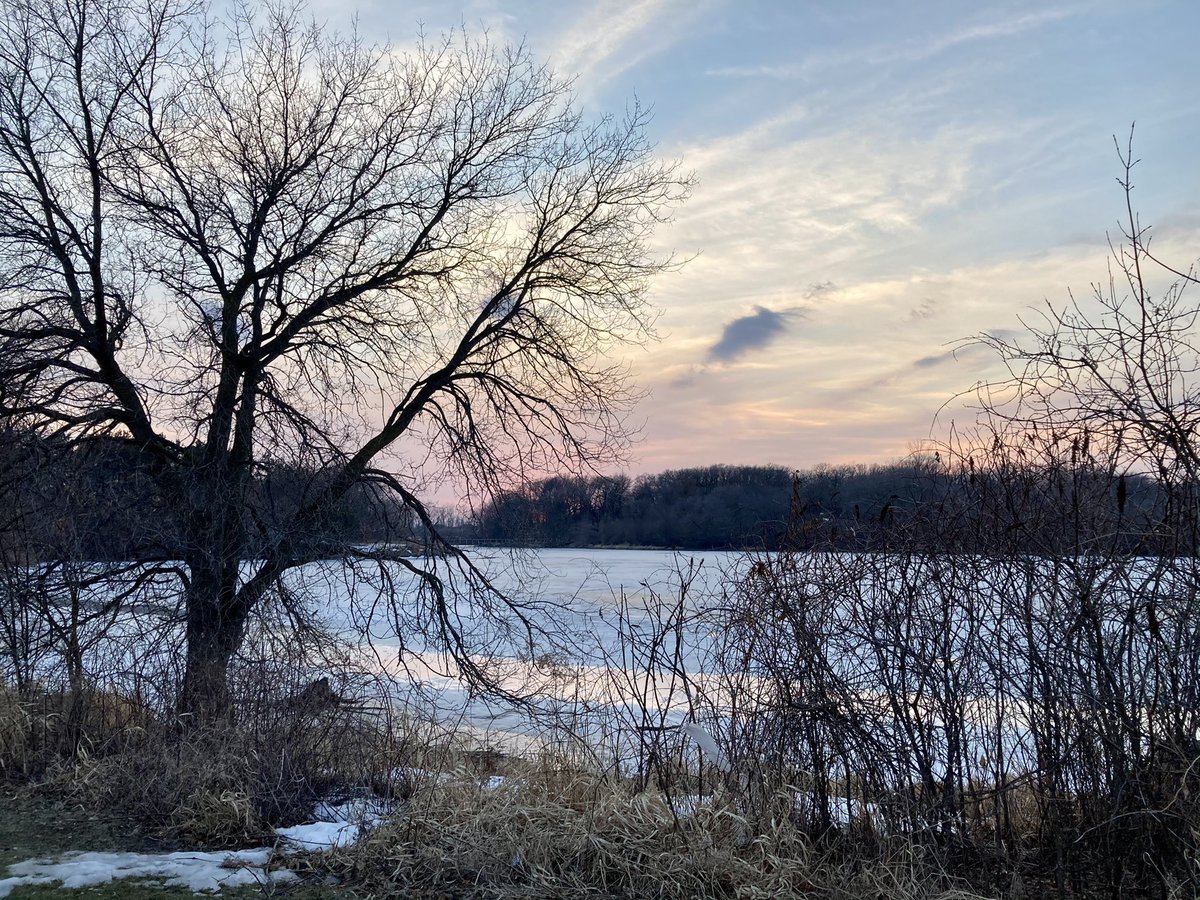 A beautiful night for walking around some lakes—#fakesoring at its finest! #Minnesota #Weather https://t.co/CbI6bdxlh0