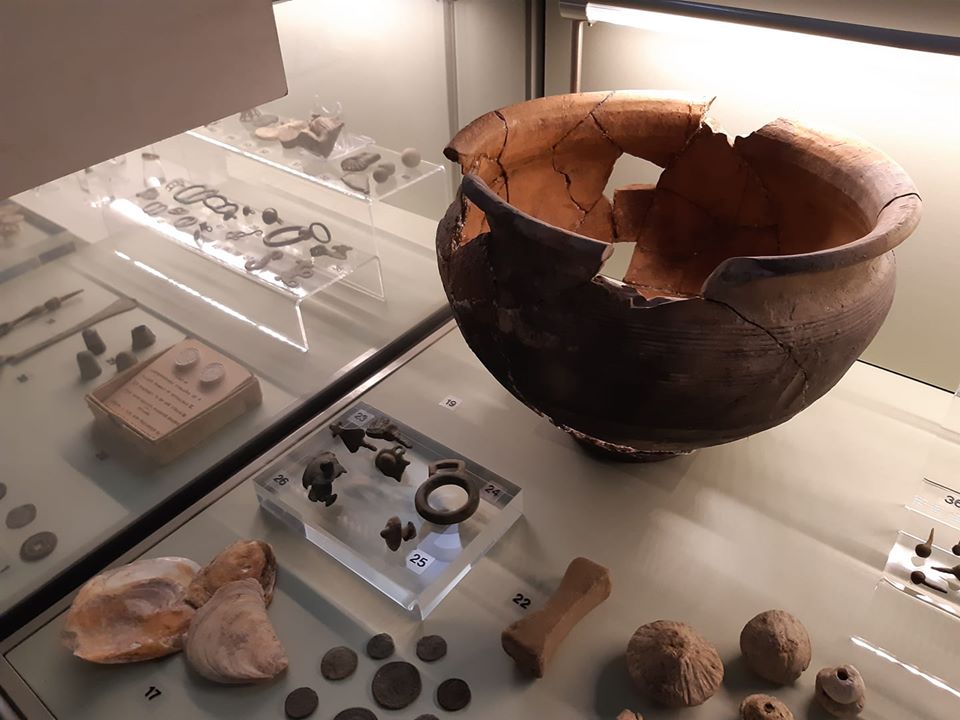 HadhamMuseum's tweet photo. #MyLocalMuseum this week is #food and #drink. Let's step back to #Roman Hadham and enjoy a feast of oysters and an almost complete 3rd - 4th C Hadham Ware cook pot! #Museums2021 #MuseumsTogether #MuseumFromHome https://t.co/GLeYMjvoQv