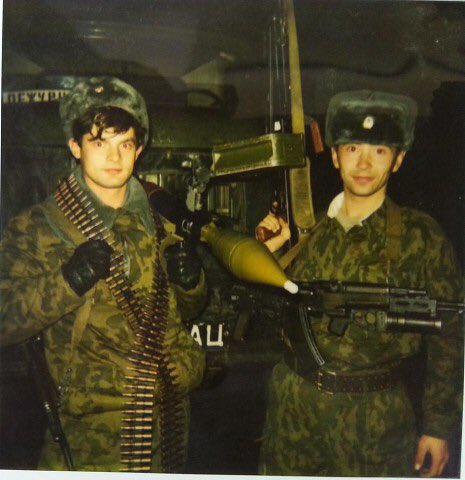 PLuWex's tweet image. ..Тяжелораненый, он вёл бой, пока не кончились патроны, а потом был схвачен боевиками. Его пытали, жгли паяльной лампой лицо, руки.. Изуродованное мёртвое тело бросили в лесу. Так они отомстили офицеру за смерть их одиннадцати человек

Сегодня Евгению РЫНДИНУ 
исполнилось бы 49..