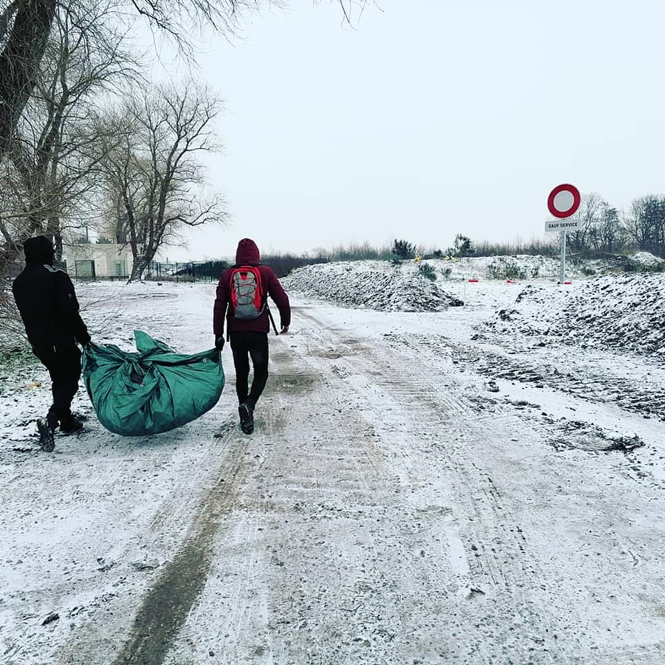 raphbsn's tweet photo. Et vous, c'est quoi votre pire souvenir de l'hiver?
En Top 1, je mettrai : les #expulsions des #migrants, tous les 2 jrs, à #Calais, malgré les-9°C!"Comment on peut expulser les gens de dehors ? C'est quoi l'extérieur de l'extérieur ?" Bien vu @FrayssinetRoman ! J'ai pas la rép🤮 https://t.co/HiopPkVZLG