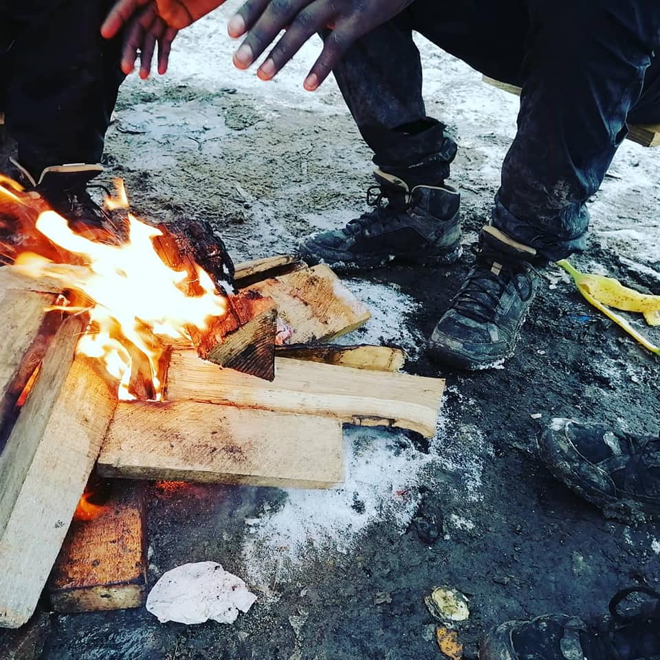 raphbsn's tweet photo. Et vous, c'est quoi votre pire souvenir de l'hiver?
En Top 1, je mettrai : les #expulsions des #migrants, tous les 2 jrs, à #Calais, malgré les-9°C!"Comment on peut expulser les gens de dehors ? C'est quoi l'extérieur de l'extérieur ?" Bien vu @FrayssinetRoman ! J'ai pas la rép🤮 https://t.co/HiopPkVZLG