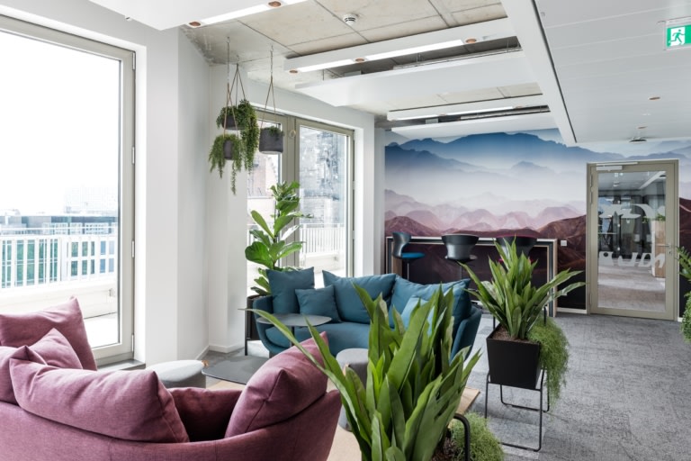 spacestor's tweet photo. Chek out this amazing, inspirational #workspace! Belonging to @Unilever, having recently relocated their offices back to Hamburg, Germany. 
You can see more about this awesome #workspaceoftheweek here 👉 https://t.co/arYtfETb1x
#workplacedesign #designtrends #spacestor https://t.co/mjlc3L5jeu
