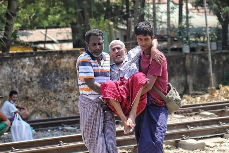 sukhinlay's tweet photo. Military Terrorists forced CDM railway workers to leave their resident. They also robbed food and resources which were donated to the workers. The workers are already impecunious now they are in straitened circumstances.
 
JUNTA BESIEGING
#WhatsHappeningInMyanmar #Mar10Coup https://t.co/gGfbOzNWBg