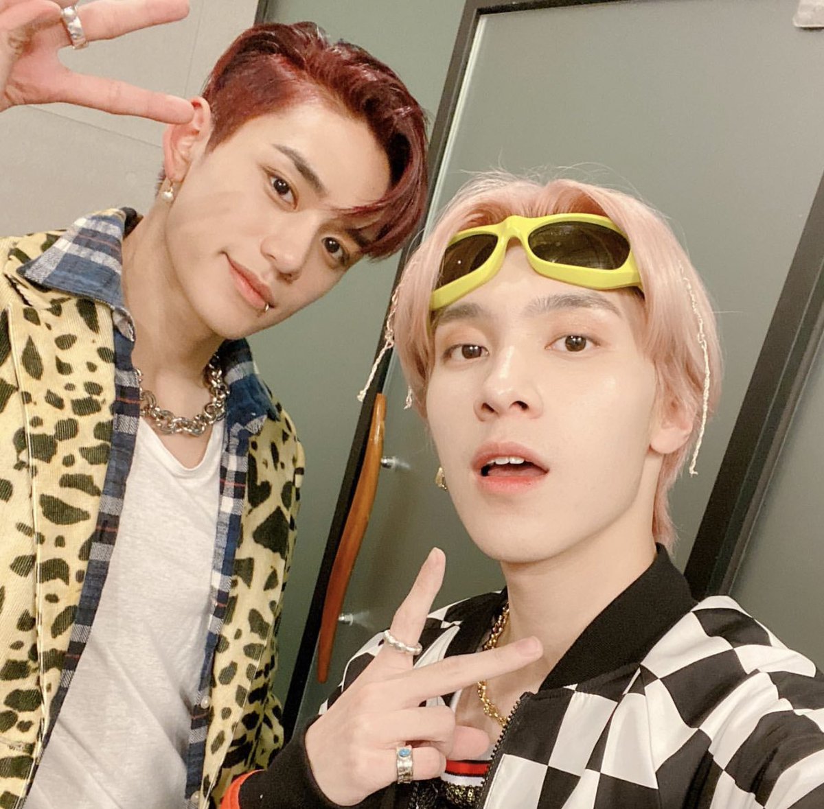 i_m_hendery : ถ้าพี่ไม่เฟี้ยว น้องคงไม่เลี้ยวมอง