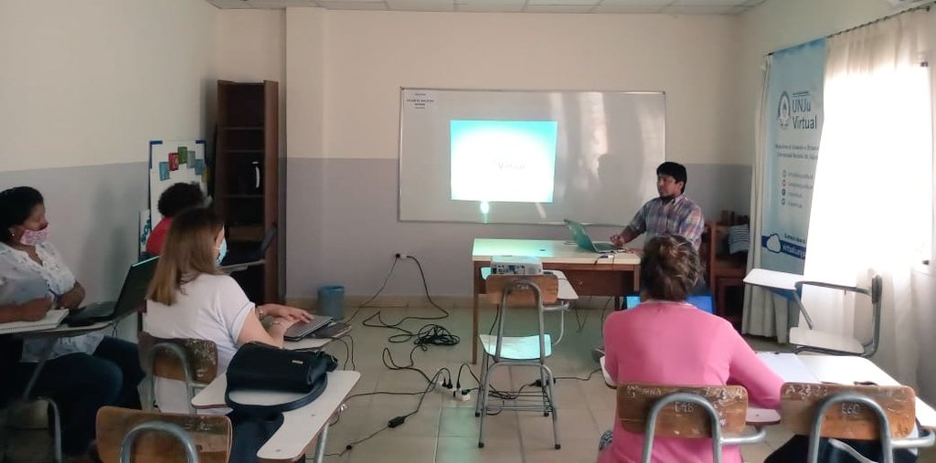 unjuvirtual's tweet image. Ahora| Capacitación para docentes de la carrera Enfermería Universitaria, &quot;Uso y Manejo de Aulas Virtuales&quot;,  a cargo del Coord de UNJu Virtual, Lic Alberto Cuba. Trabajamos con grupos reducidos y protocolos de higiene y seguridad.  #CapacitaciónDocente 
#Enfermería #AulaVirtual