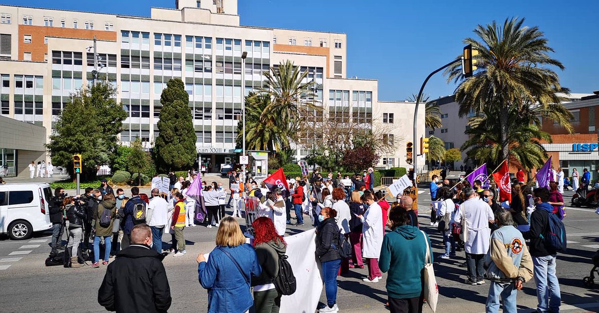 juanhitotgn's tweet photo. #Estemfartes i #SanitatPublica100x100 son els crits que més s'han escoltat a les concentracions de la  #VagaSanitaria al #HJ23 de #Tarragona #10M #VagaSanitaria #EnsSobrenElsMotius https://t.co/r4OAxvSjZG