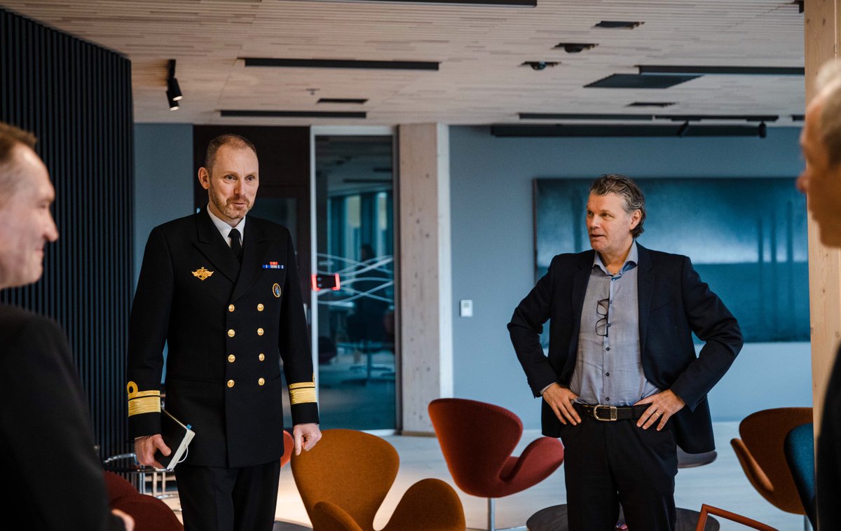 Sjoforsvaret's tweet photo. Sjøforsvaret og Norwegian Hull Club har i dag inngått avtale om gjensidig samarbeid. 

«Samarbeidet med NHC gir oss tilgang til viktig kompetanse innen maritim beredskap og havari - som bidrar til å styrke vår evne til å løse oppdrag», sa Sjef Sjøforsvaret KADM Rune Andersen. https://t.co/OB3lXMKZVZ