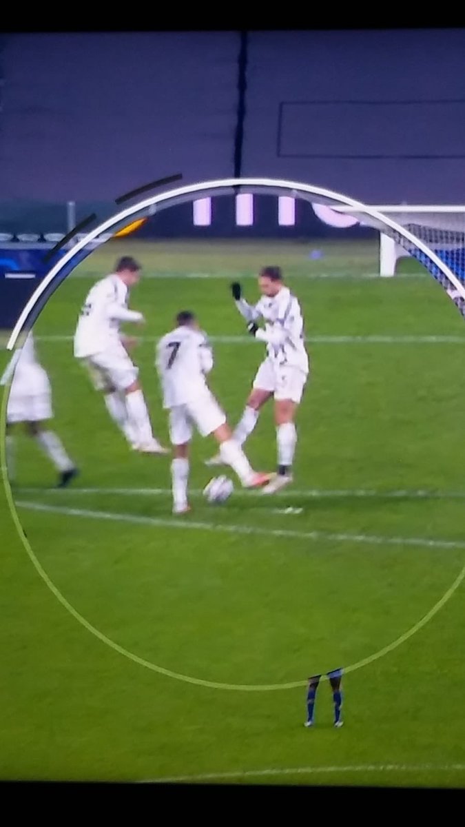 massimo_macs's tweet photo. Alla fine però l’unico che non salta è proprio #cr7, che però ha aperto le gambe 🦵 

Eh l’abitudine 🚀 #LaBerna https://t.co/dj6szdXPIT