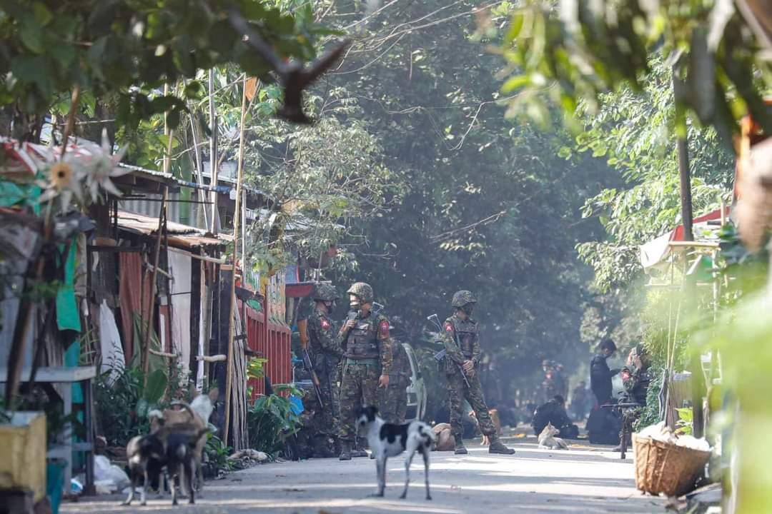 sukhinlay's tweet photo. Military Terrorists forced CDM railway workers to leave their resident. They also robbed food and resources which were donated to the workers. The workers are already impecunious now they are in straitened circumstances.
 
JUNTA BESIEGING
#WhatsHappeningInMyanmar #Mar10Coup https://t.co/gGfbOzNWBg