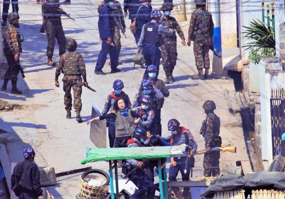 sukhinlay's tweet photo. Happening in Taunggyi; Two were arrested again! Numerous soldiers n riot police step up cracking down on protesters n brutally detained young demonstrators.

JUNTA BESIEGING
#Mar10Coup
#WhatsHappeningInMyanmar https://t.co/GgokR6LgSJ