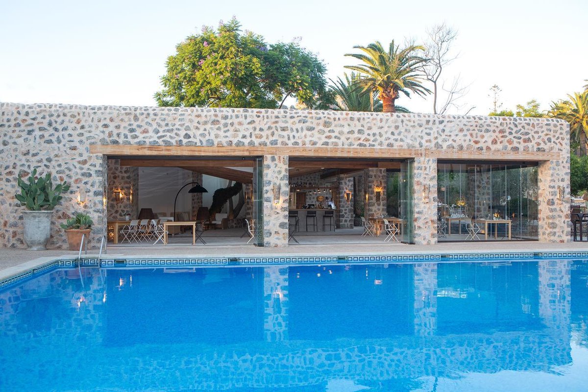 HotelEsPort's tweet photo. 💧The outdoor swimming pool is next to our restaurant @safiguerarestaurant. The combination of the dim light✨, the water and the terrace makes it a perfect place for a wonderful elegant evening meal https://t.co/FcTghzzJk9