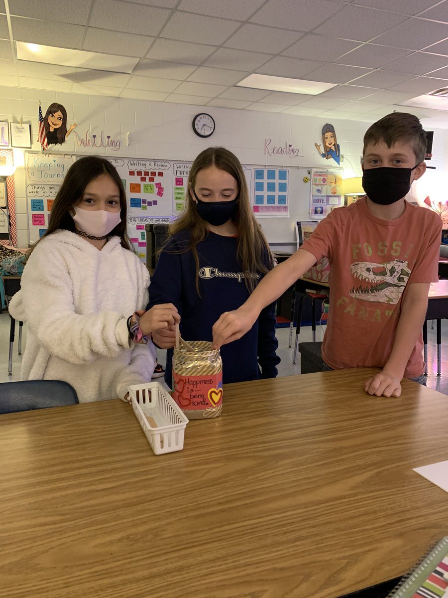 MPEAzimzadeh's tweet photo. Happiness is being kind ❤️Each morning, we each pull a name of a classmate to be extra kind to that day. We are spreading all kinds of happiness in our classroom!! #bekindmpe @mpeburtsfield @MPE_Mustangs https://t.co/PANTkpbjMe