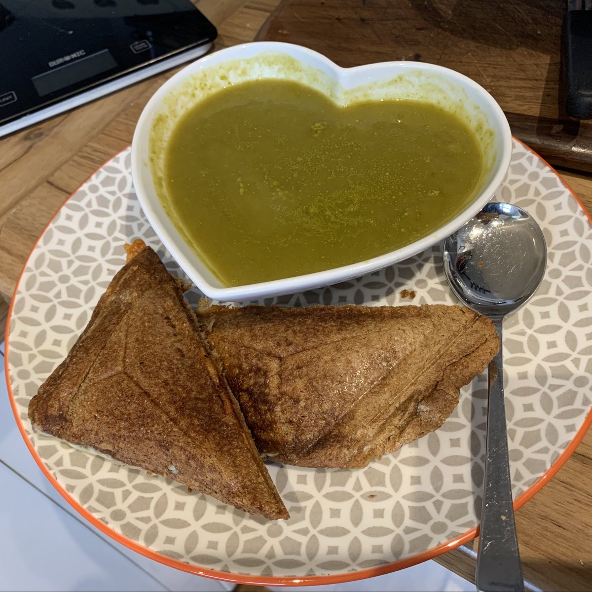 RiallyGoodGrub's tweet image. Can I entice you in with a bowl of pond water #soup? 🤔 What do you mean no!? 🤣

So I've got spinach, clearly... Onions, erm I have frozen leek? Potato?.... Will sweet potato do? 🤷🏻 it may resemble pond water, but you It actually tastes really good!

#leftovers #foodshop #lunch