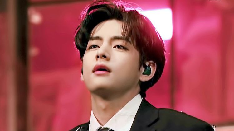 coversuga's tweet image. o taehyung usando o cabelo assim é a melhor coisa do mundo