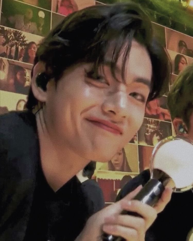 coversuga's tweet image. o taehyung usando o cabelo assim é a melhor coisa do mundo