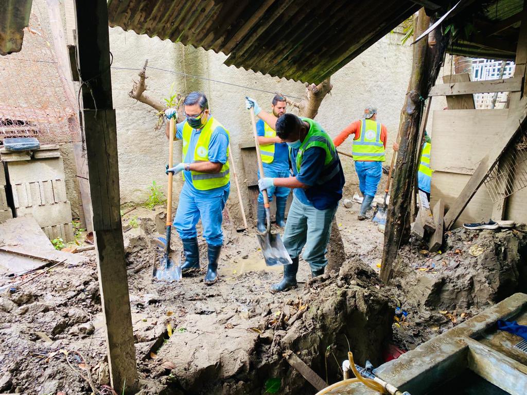 moytorres02's tweet photo. Para el equipo #Castores 🦫 de la Dirección de Movilidad Urbana coordinados por @quiroz_dieter no existen adversidades solo la fuerza de voluntad. Continúan realizando trabajos de limpieza apoyando a vecinos de la Col. Morales 3 #Chamelecón @acalidoniohn #SPSSolidaria 👏👏 https://t.co/HGmEwzGbOo