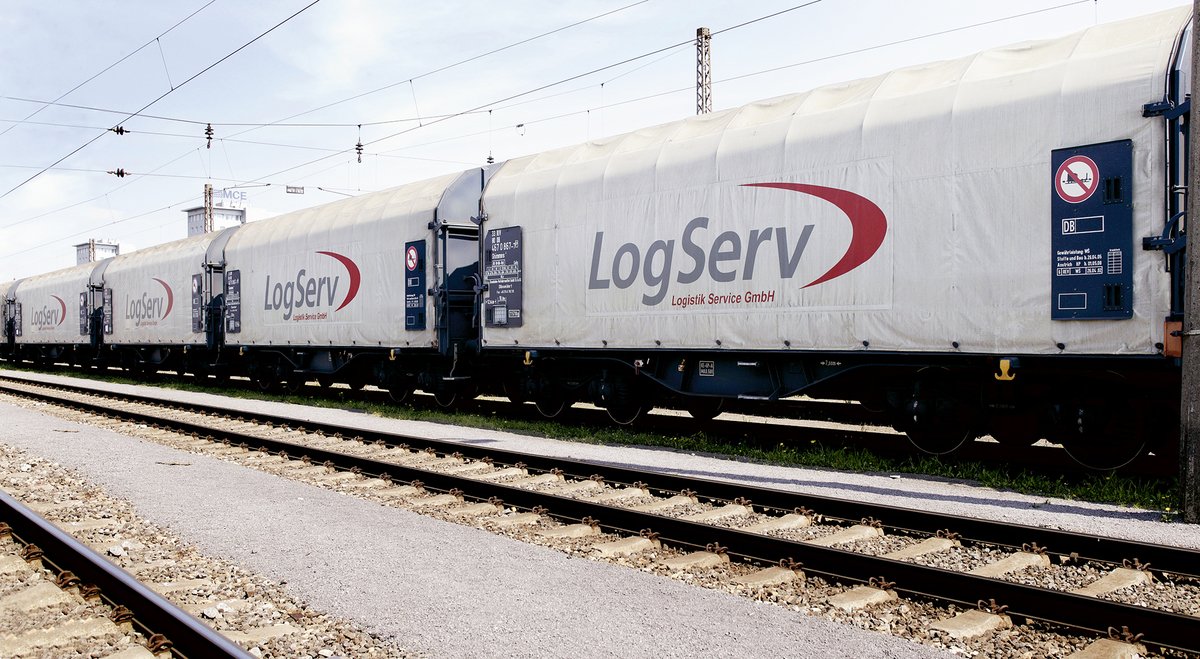 ClemensFoerst's tweet photo. Our contract 📄 for "Mutual Use of Wagons" with our great partners at #LogServ / #voestalpine will be extended for another 5 years!
This project has significantly increased wagon productivity and will continue to have a positive impact on our mutual competitiveness. https://t.co/Yes1AcJ9KZ