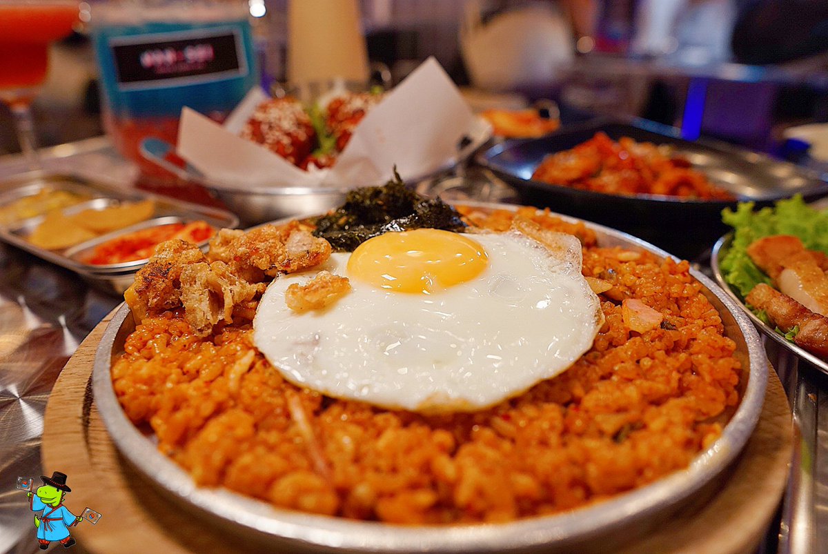 stitch_pololo's tweet photo. ความคิดถึงเกาหลีพาเรามาที่นี่ ยกเกาหลีมาเลย ร้าน"มันเซ"(MAN-SE!) ข้าวสาร เข้าไปสัมผัสได้ถึงพลังความเป็นเกาหลีของทุกคนที่มาร้าน เปิดเพลงเกาหลีพร้อมเอ็มวีฉายขึ้นกำแพงใหญ่ๆเพลงไม่ซ้ำ ที่สำคัญคือ"ทุกโต๊ะที่นั่งในร้านร้องเพลงตามกันได้หมด"อยู่ทุกด้อม มุมถ่ายรูปมี อาหารเกาหลีดี ไปค่ะ! https://t.co/9eweodJ1sH