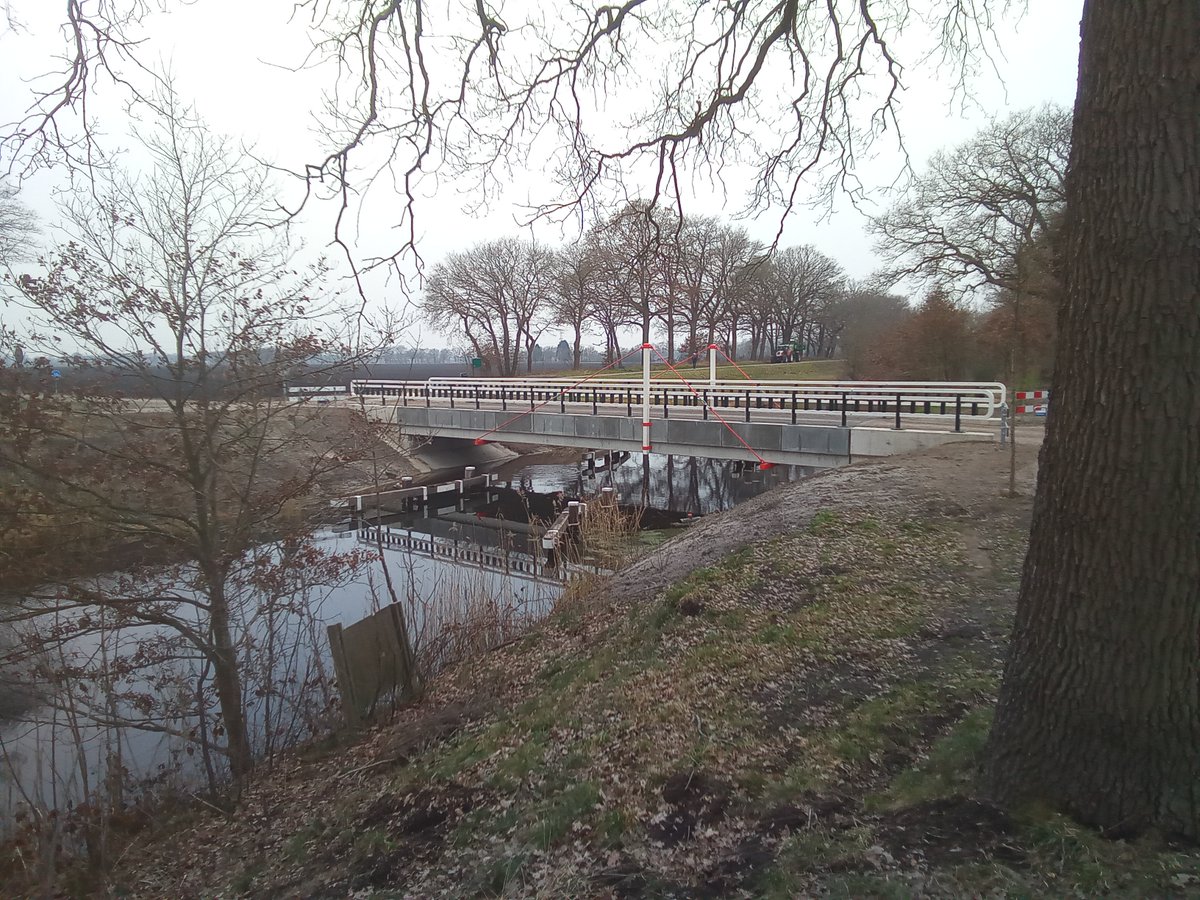 <a href="/Gerwers/">Gerwers</a> De tuien zitten er aan en de brug is klaar! De heren van <a href="/Gerwers/">Gerwers</a> hebben er een brug neergelegd die voorlopig een behoorlijke tijd mee kan en die - hoewel aangepast aan de tijd - nog steeds aardig in het plaatje past.
#westenesch #oranjekanaal