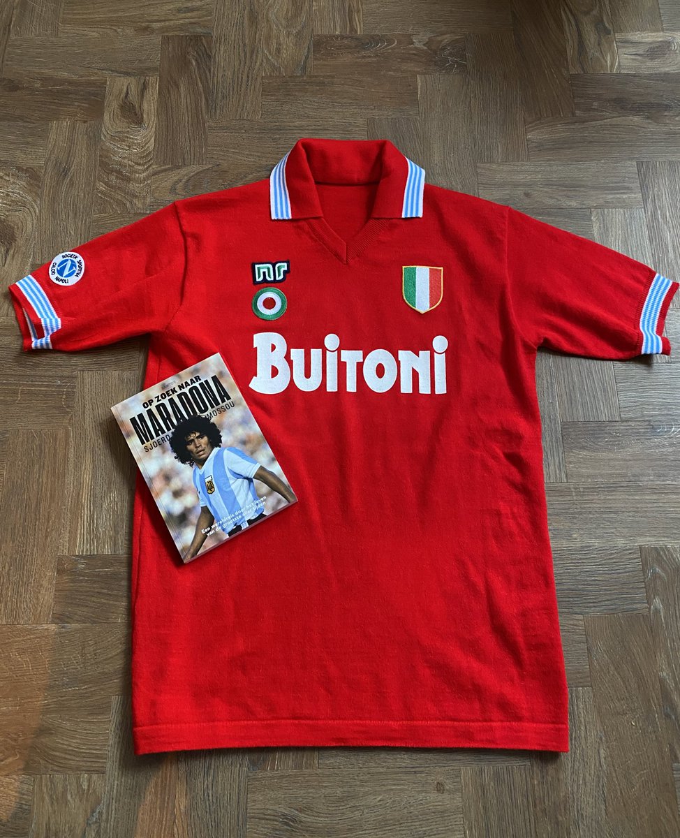 SANTOS_Magazine's tweet image. VOLG, RETWEET &amp;amp; WIN!

Ter ere van ‘Op zoek naar Maradona’ mogen we wéér een officiële NR-reproductie weggeven van een oogverblindend Diego-shirt.

✅ Retweet en like dit bericht

✅ Volg @SANTOS_Magazine 

(Dit shirt uit ‘87/88 is een XL, maar kan ook prima als L/XXL.)