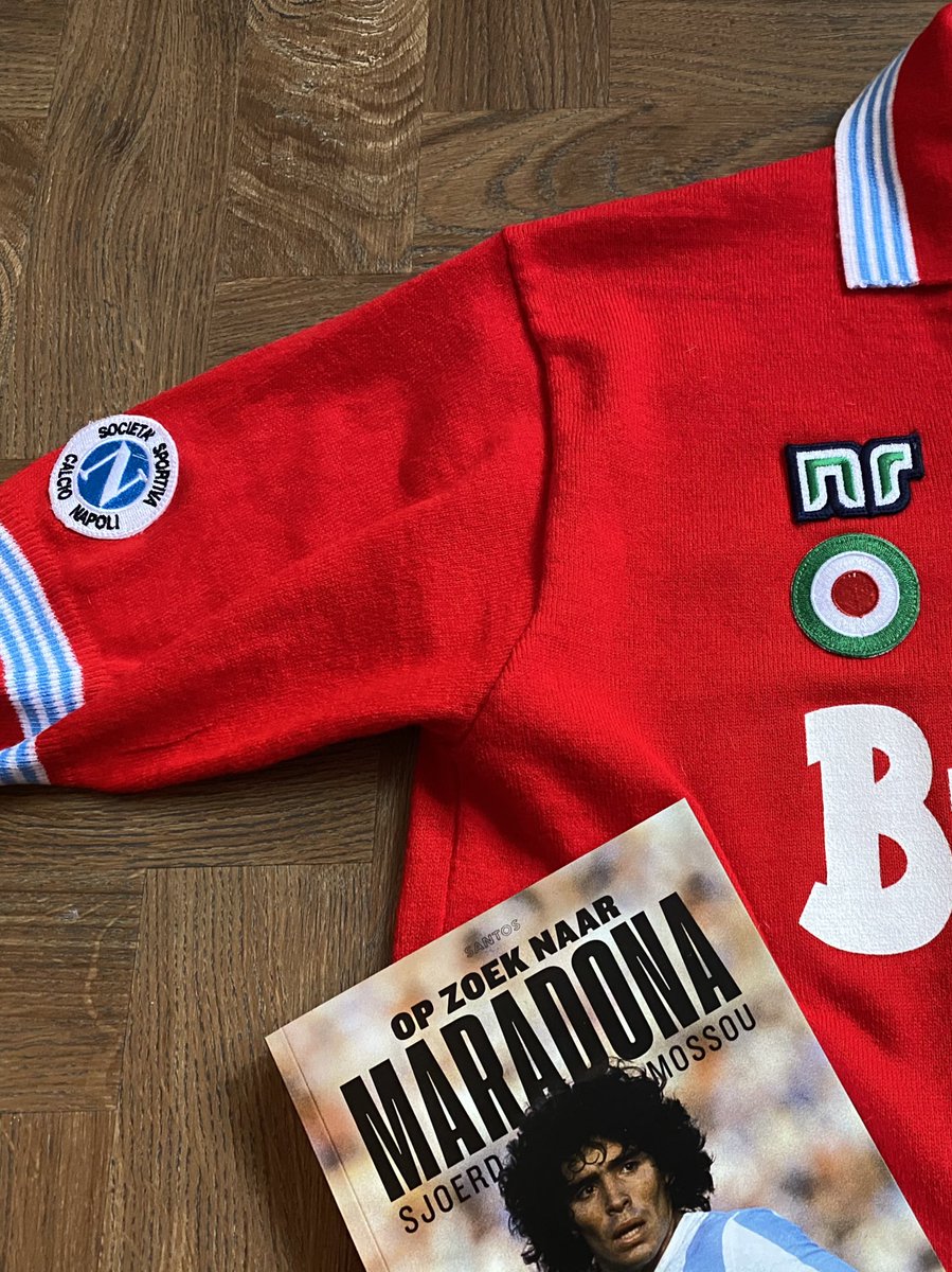 SANTOS_Magazine's tweet image. VOLG, RETWEET &amp;amp; WIN!

Ter ere van ‘Op zoek naar Maradona’ mogen we wéér een officiële NR-reproductie weggeven van een oogverblindend Diego-shirt.

✅ Retweet en like dit bericht

✅ Volg @SANTOS_Magazine 

(Dit shirt uit ‘87/88 is een XL, maar kan ook prima als L/XXL.)