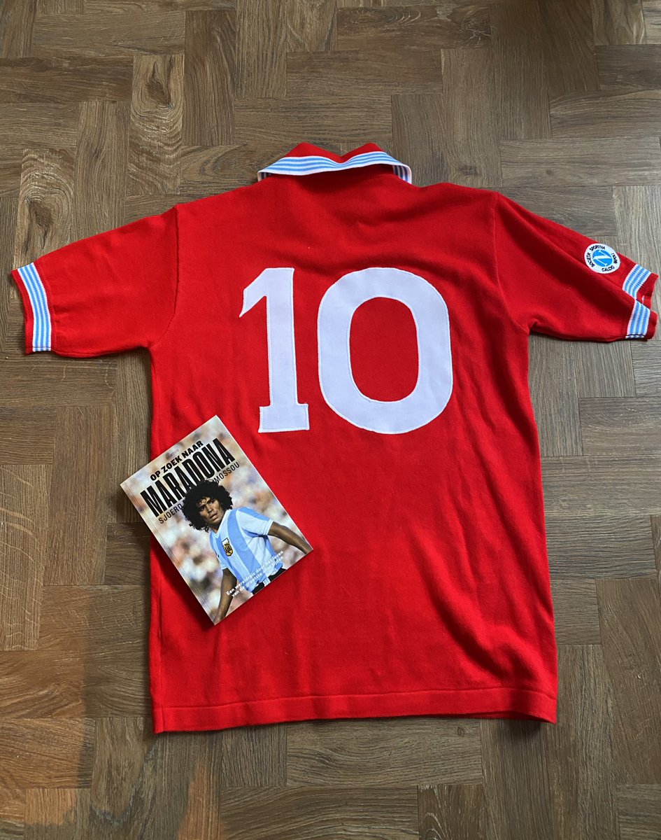 SANTOS_Magazine's tweet image. VOLG, RETWEET &amp;amp; WIN!

Ter ere van ‘Op zoek naar Maradona’ mogen we wéér een officiële NR-reproductie weggeven van een oogverblindend Diego-shirt.

✅ Retweet en like dit bericht

✅ Volg @SANTOS_Magazine 

(Dit shirt uit ‘87/88 is een XL, maar kan ook prima als L/XXL.)