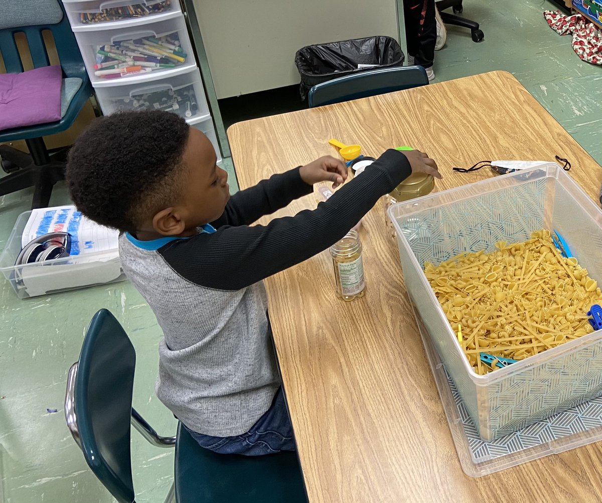 25debbielee's tweet photo. The class enjoyed our new sensory stations during fun Friday free time!  #nhebrightknights #onehope https://t.co/2gFGPnW7oC
