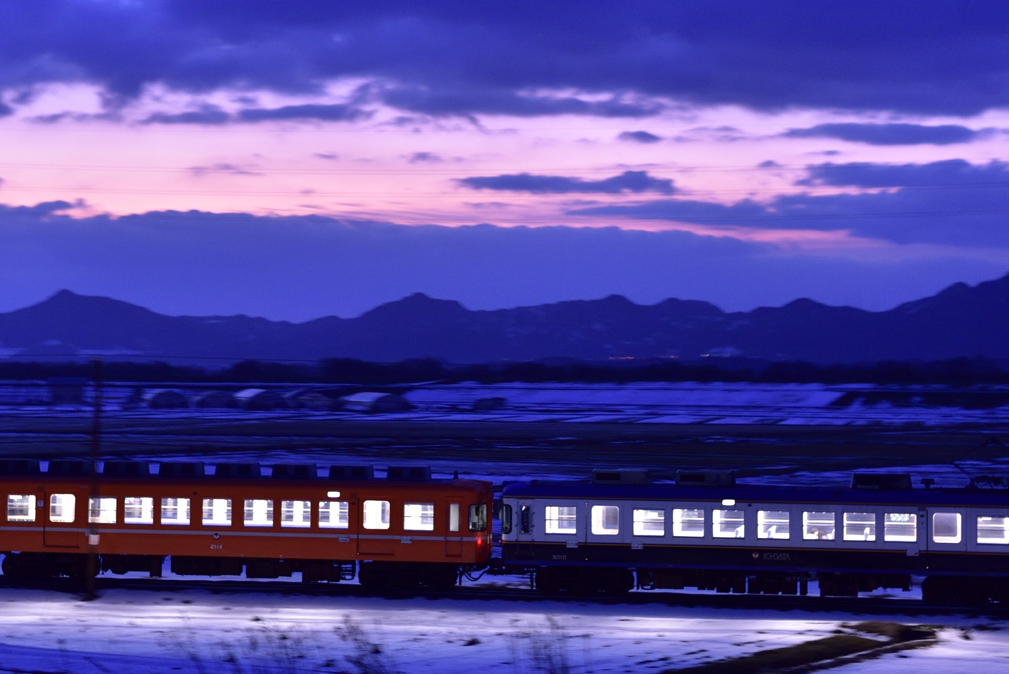はらちゃん 一畑電車5000系のオレンジ化が話題になってますが 個人的には2100系のオレンジ色よりも似合ってるんじゃないかと思います T Co H7lcnidsij Twitter