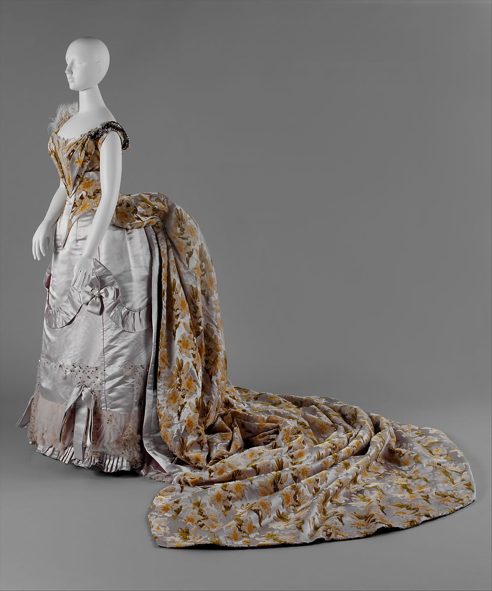 MadameGilflurt's tweet photo. This Court presentation ensemble, c.1888, offers lots of looks thanks to its bodices and trains. It was worn by Esther Chapin, great-great-grandniece of George Washington, and can become a dinner dress, ballgown, or court presentation gown. Via the Met. #HoWDay #FrockingFabulous https://t.co/tNszHaxIpt