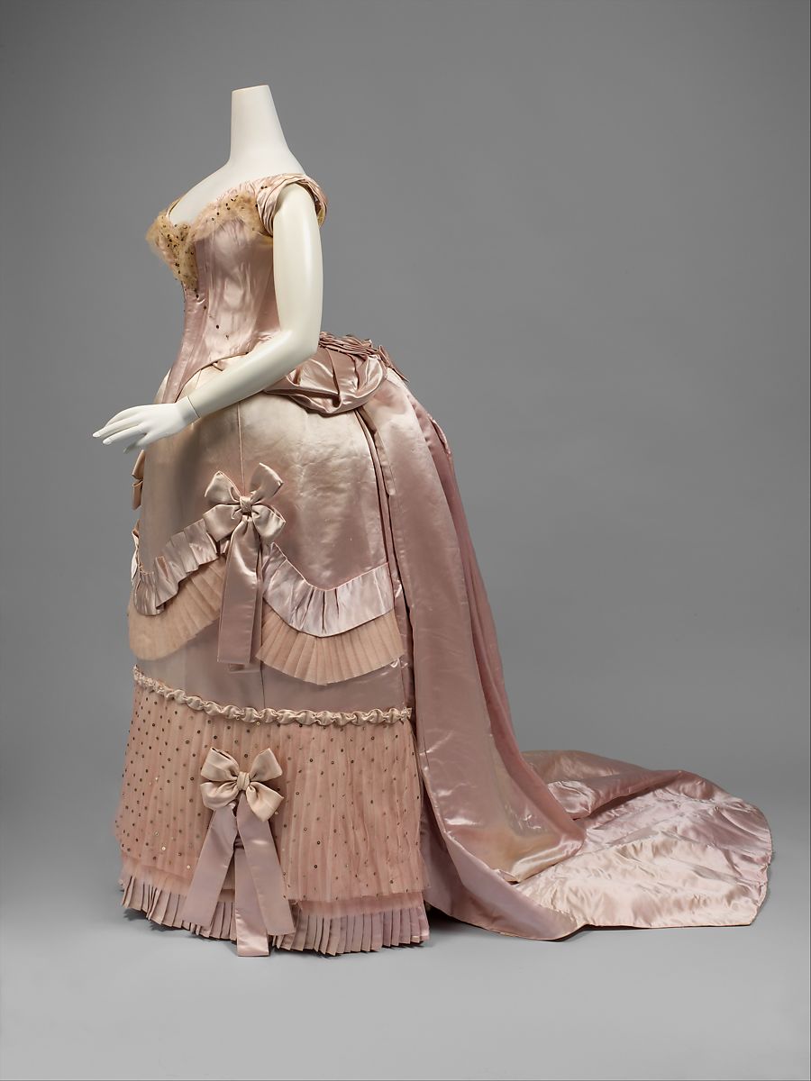 MadameGilflurt's tweet photo. This Court presentation ensemble, c.1888, offers lots of looks thanks to its bodices and trains. It was worn by Esther Chapin, great-great-grandniece of George Washington, and can become a dinner dress, ballgown, or court presentation gown. Via the Met. #HoWDay #FrockingFabulous https://t.co/tNszHaxIpt
