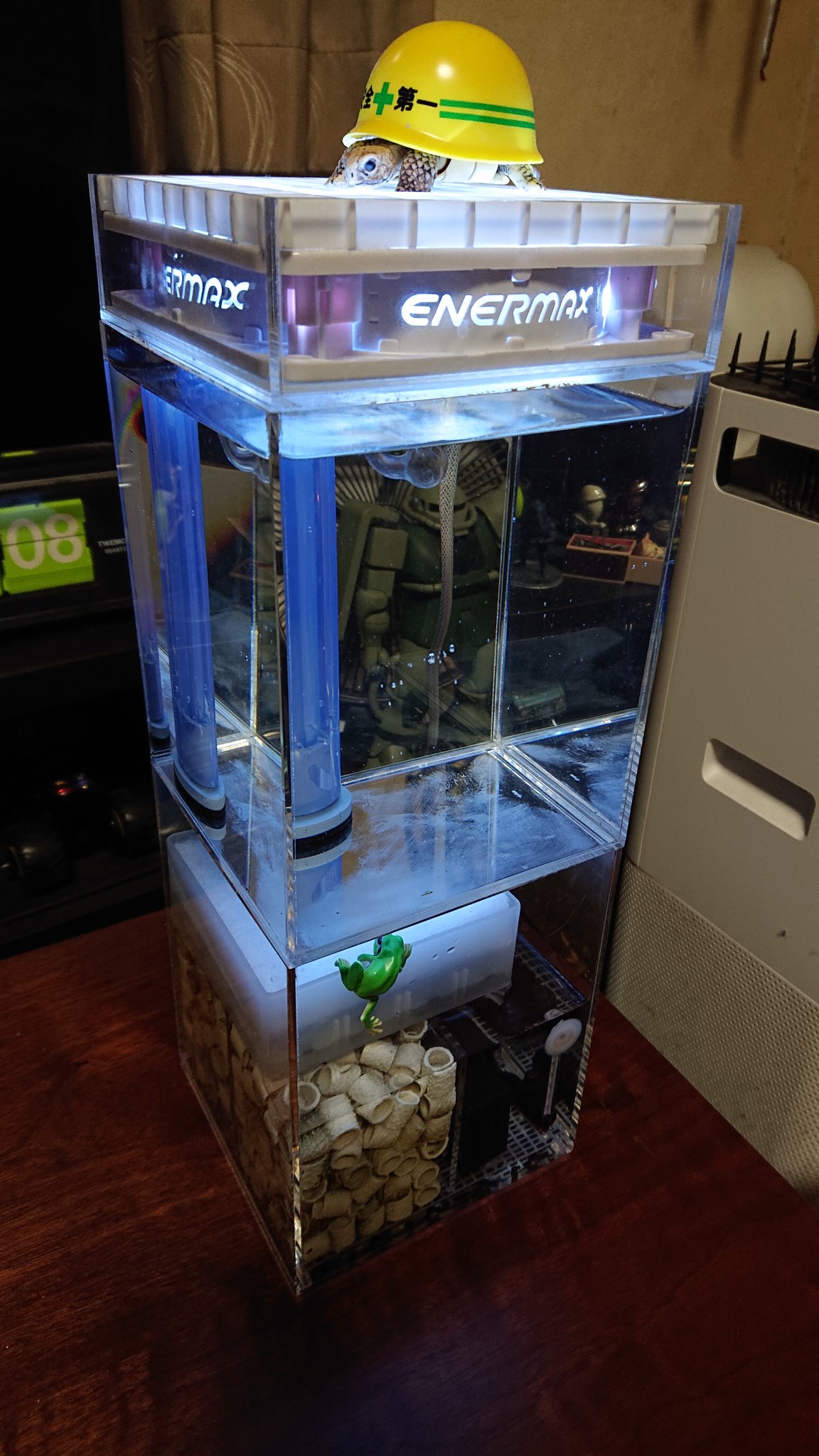 豚麺 自作のオーバーフロー水槽 無印良品のアクリルケースを各種 浄化槽用ネジ付ソケット 透明塩ビ管 テトラマイクロフィルターを小型化 Gexベタヒーター 12cmpcファンに逆サーモ 猫避けマット 鉢底ネット メッシュボードは100均で