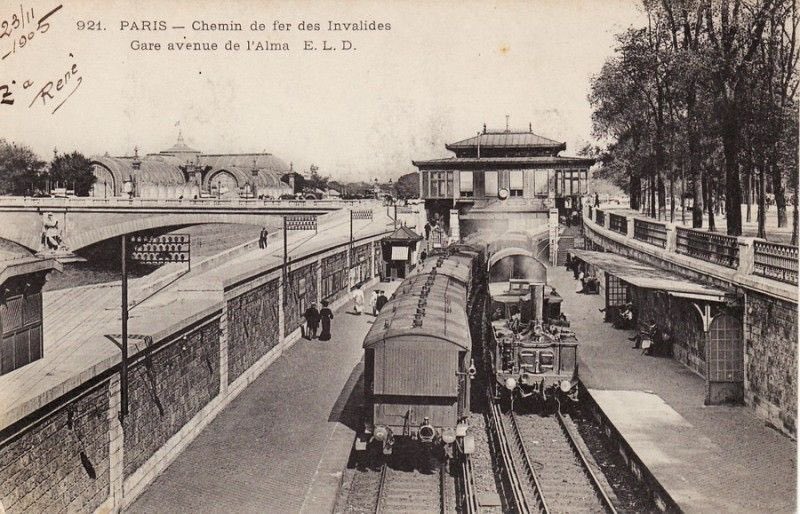 Nous sommes en 1900, Paris organise sa 3ème exposition universelle.Pour cela on a créé une immense gare au pied de la Tour Eiffel.Mais ce n’est pas tout, la ligne longe la Seine, jusqu’au Invalides.