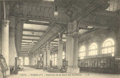 L’intérieur, n’a rien à envier aux autres gares parisiennes.Si ce n’est que des escaliers descendent vers les voies en sous sol.Invalides est dès le début une gare cachée.