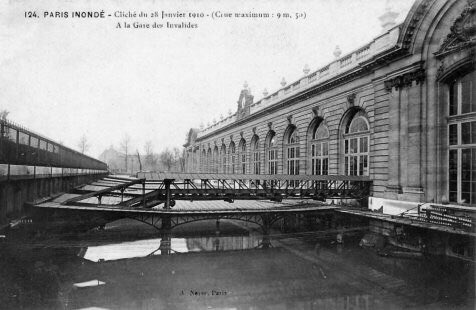 La gare n’est pas épargné par la grande inondation de 1910.Le sous sol, proche du fleuve, n’aide pas vraiment.