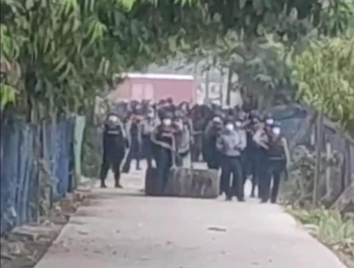 Raiding Mahlwakon railway transport residence;this Early morning on Mar10; Large number of armed forces attacking staffs n their families as whole department participate CDM.

JUNTA BESIEGING
#Mar10Coup 
#WhatsHappeninglnMyanmar