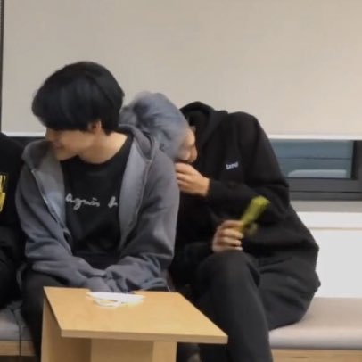 “โหยมึงโต๊ะนั้นน่ารักว่ะ”
“ไอเหี้ยเค้ามองมา มึงบังหน่อยกูเขิน”