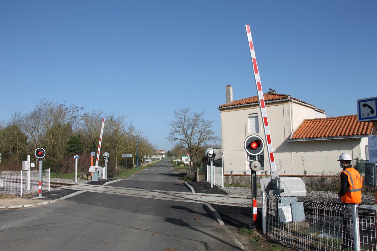 saferail's tweet photo. Modernisation de la section de ligne entre la Roche-sur-Yon et La Rochelle. Les équipes de SafeRail ont réalisé une partie des #études, et sont désormais en charge de réaliser #essais et #vérificationstechniques sur une partie des postes de signalisation et des passages à niveau. https://t.co/JDTTQKyDMr