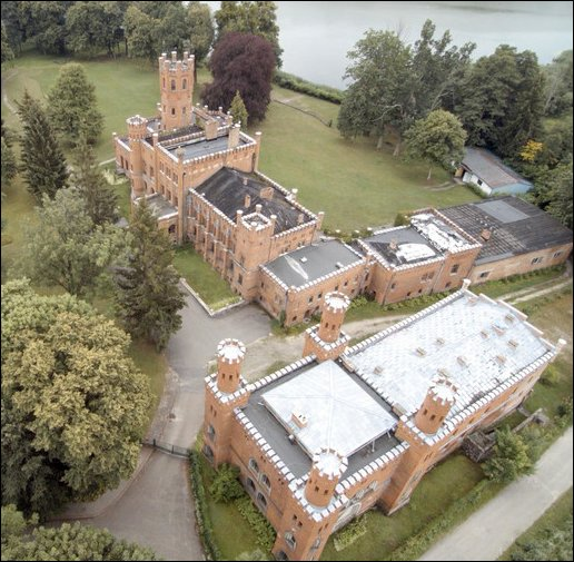 WitkorK's tweet photo. Sędzia z Sądu Rejonowego w  Mrągowie, pensja 12 600 zł/mc mieszka w skromnym gospodarstwie kupionym za 6 mln zł. https://t.co/j1iuDUNJgE