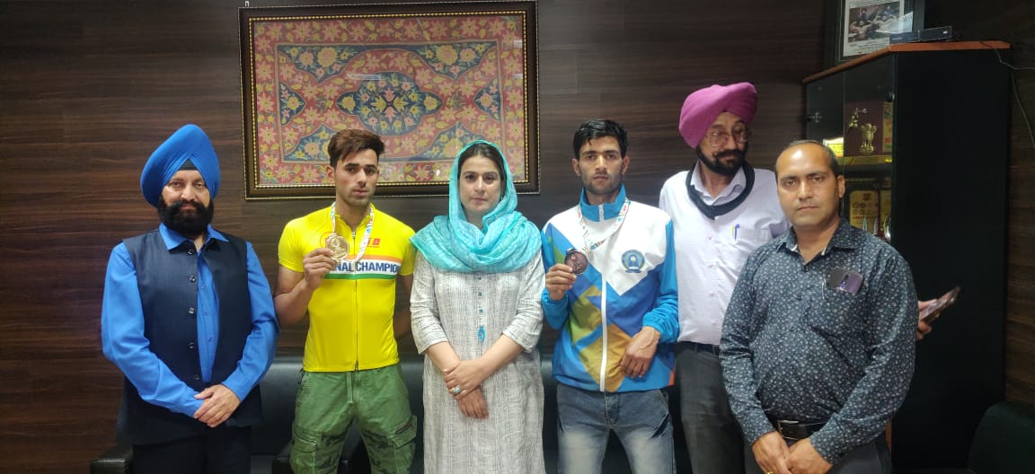 JKSportsCouncil's tweet photo. Mr. Mohmiss Ismail and Mr. Parveez Gujree being felicitated by Ms Nuzhat Gull, Secretary, J&amp;K Sports Council in Jammu. The duo bagged Gold and Bronze Medal respectively in 25th Sr. Road Cycling Championship held in Mumbai. @diprjk @Media_SAI @IndiaSports @KirenRijiju @kheloindia https://t.co/AZf4JwA5Pz