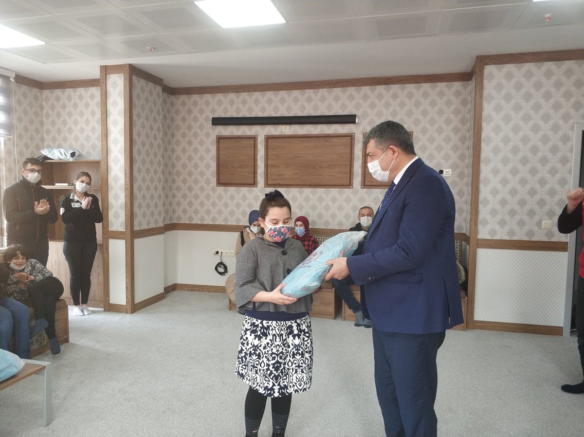 "On kıta İstiklâl Marşı Okuma" yarışma sonucunda dereceye giren katılımcılara Rize Gençlik ve Spor İl Müdürü Gürhan Yıldız ödüllerini taktim etti. 

Ayrıca yarışmaya katılan gençlerimize çeşitli hediyeler verildi. 

#PazarGM
#İstiklalMarşı