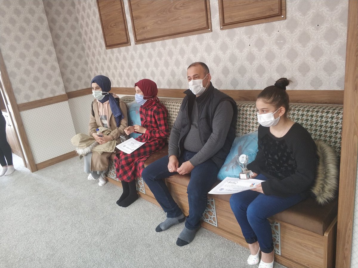 "On kıta İstiklâl Marşı Okuma" yarışma sonucunda dereceye giren katılımcılara Rize Gençlik ve Spor İl Müdürü Gürhan Yıldız ödüllerini taktim etti. 

Ayrıca yarışmaya katılan gençlerimize çeşitli hediyeler verildi. 

#PazarGM
#İstiklalMarşı