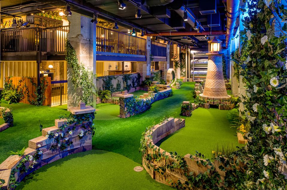 Tiger Woods and Rory McIlroy have already gotten in on the new-age mini golf movement. Now a popular version from the U.K. called Swingers is set to debut in the growing U.S. golf entertainment market on.forbes.com/6013HoZHR