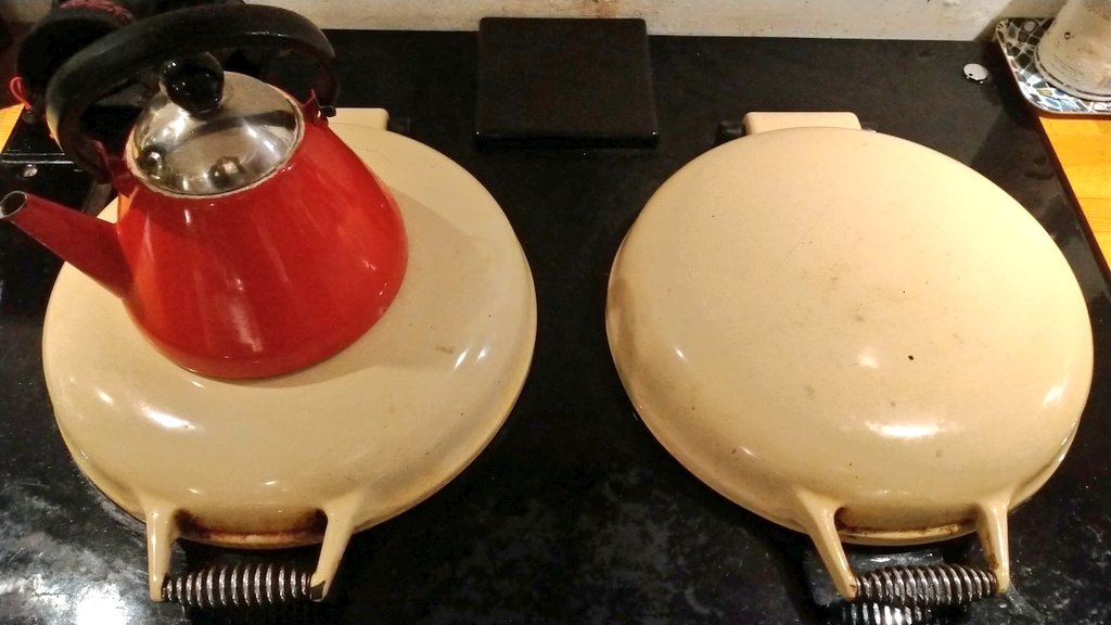bilbatch's tweet photo. @mowermanjimmy But you must have a griddle and something heavy. I refuse to believe that you don't.
I just use the slow ring of the Aga and some greaseproof. Today I have cooked bacon, made a toastie and caramelised some bananas using this method. #everyoneshouldhaveone #AgaWanker https://t.co/VEHI4D56sd