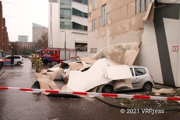#VRPress | Den Haag | 10-03-2021 | Op de Daendelsstraat in Den Haag is woensdag 10 maart een deel van de gevelbekleding naar beneden gevallen.
